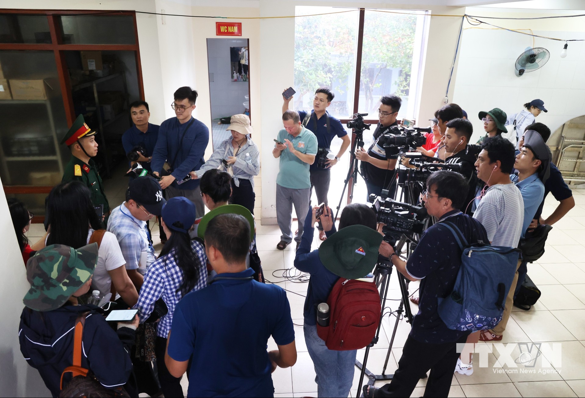 Những nhà báo đại diện cho các cơ quan thông tấn, báo chí Trung ương và các địa phương tác nghiệp tại Quần đảo Trường Sa. Bằng tất cả nhiệt huyết, đam mê, các nhà báo đã vượt sóng, vượt gió ghi lại những khoảnh khắc đáng nhớ trên mảnh đất thiêng liêng của Tổ quốc. (Ảnh: Hồng Đạt/TTXVN)